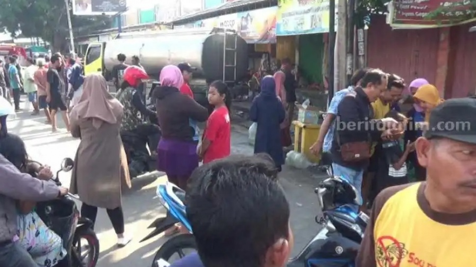 Detik-detik Truk Tangki Oleng Tabrak Kerumunan Pedagang di Pasar Paron Ngawi
