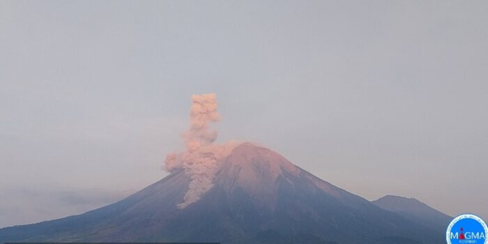 Erupsi Gunung Semeru di Hari Natal, Ketinggian Kolom Abu Capai 4.676 Meter