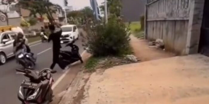 Mengerikan! Detik-detik Pengendara Motor Terjatuh Gegara Skateboard yang Dimainkan Seorang Remaja Meluncur ke Jalan Raya – Berita Jatim