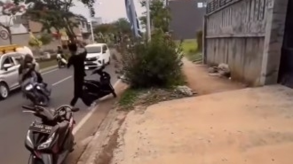 Mengerikan! Detik-detik Pengendara Motor Terjatuh Gegara Skateboard yang Dimainkan Seorang Remaja Meluncur ke Jalan Raya