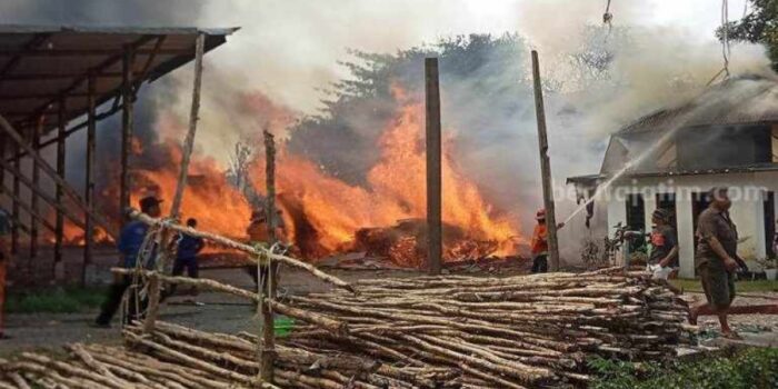 Hakim Apes, Mobilnya Hangus Terbakar Bersama Gudang Kayu Miliknya di Sidoarjo