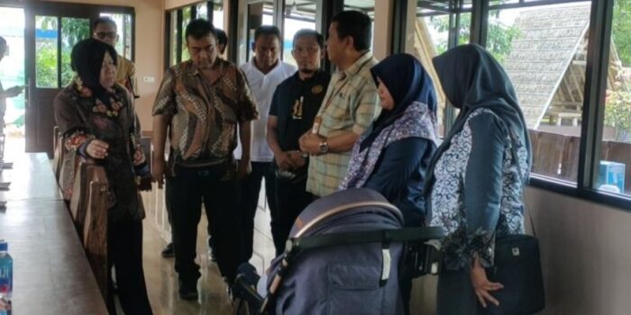 Mensos Risma Jenguk Elvano, Bayi Pengidap Hidrosefalus Asal Ngawi