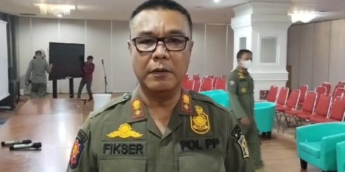 Viral! Peminta Uang Mengetuk Kaca Mobil di Surabaya, Satpol PP Turun Tangan