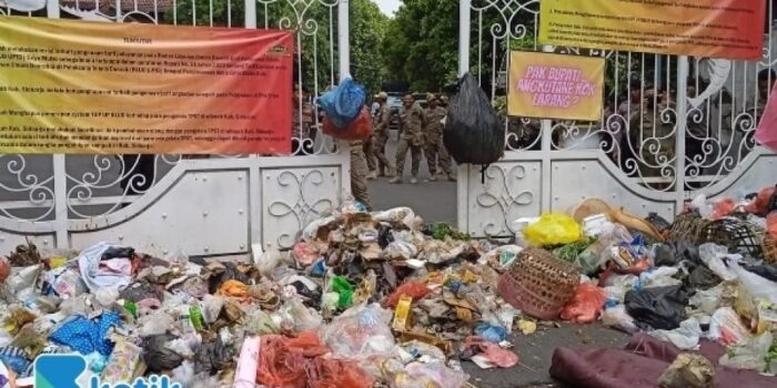 Berbuntut Pendemo Buang Sampah di Depan Pendopo Sidoarjo, Satpol PP Buru Provokator