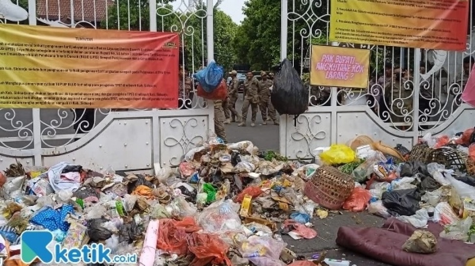 Berbuntut Pendemo Buang Sampah di Depan Pendopo Sidoarjo, Satpol PP Buru Provokator