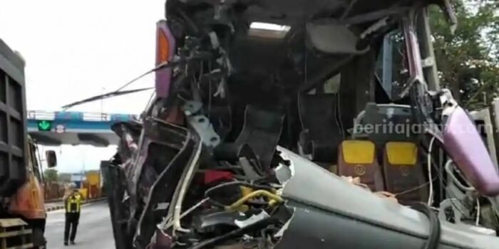 Ringsek! Bus Rombongan SMKN Bojonegoro Tabrak Dump Truk di Tol Pasuruan, 2 Orang Tewas – Berita Jatim