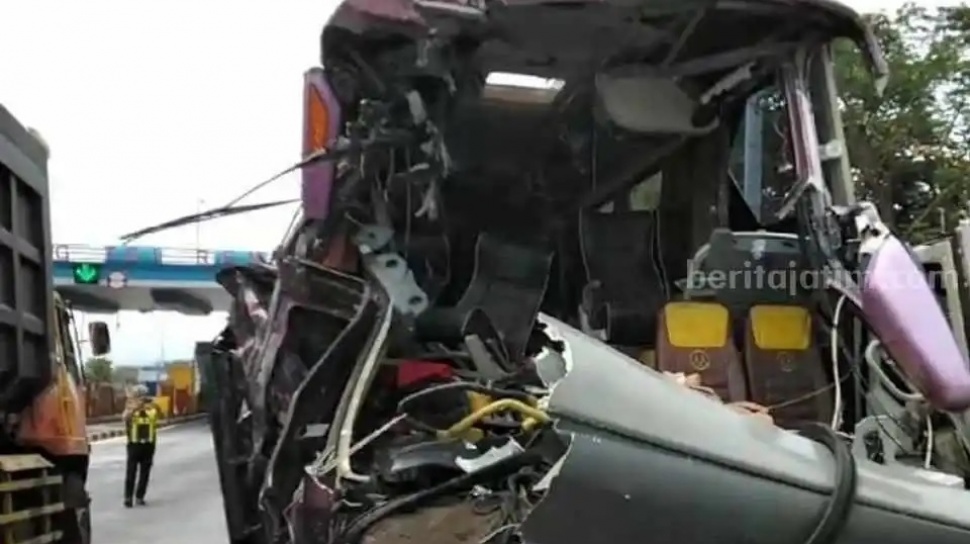 Ringsek! Bus Rombongan SMKN Bojonegoro Tabrak Dump Truk di Tol Pasuruan, 2 Orang Tewas