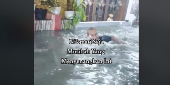 Viral Gang di Surabaya Banjir Hingga Jadi Sungai, Seorang Warga Asyik Berenang – Berita Jatim