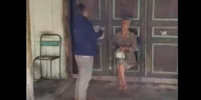 Viral Momen Pria Foto Nenek-nenek saat Beri Bungkusan, Endingnya Ditukar Bungkusan Kecil – Berita Jatim