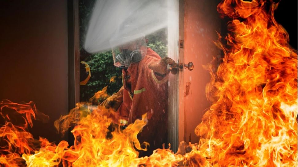 Nekat Mencuri Listrik, Rumah Warga Surabaya Ludes Terbakar