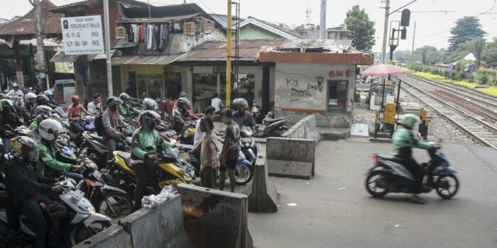 Waspada! Perlintasan KA Tanpa Palang Pintu Bisa Jadi 'Jalur Neraka' Saat Libur Nataru