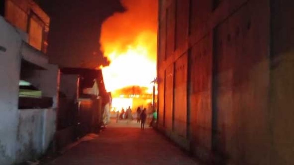 Kebakaran Hebat di Jalan Kalianak 55 Surabaya, Sejumlah Orang Alami Luka Bakar