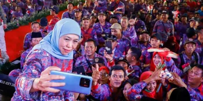 Gubernur Khofifah Terima Penghargaan Ibu Perangkat Desa Jatim dari PPDI Jatim