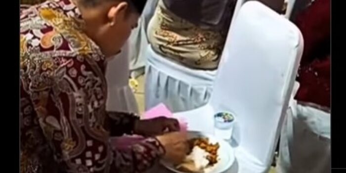 Bikin Mewek, Momen Seorang Ayah Simpan Lauk saat Makan di Hajatan