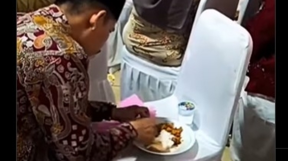 Bikin Mewek, Momen Seorang Ayah Simpan Lauk saat Makan di Hajatan