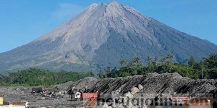 Gunung Semeru Erupsi Lagi Semburkan Abu Setinggi 800 Meter, Bahayakah?