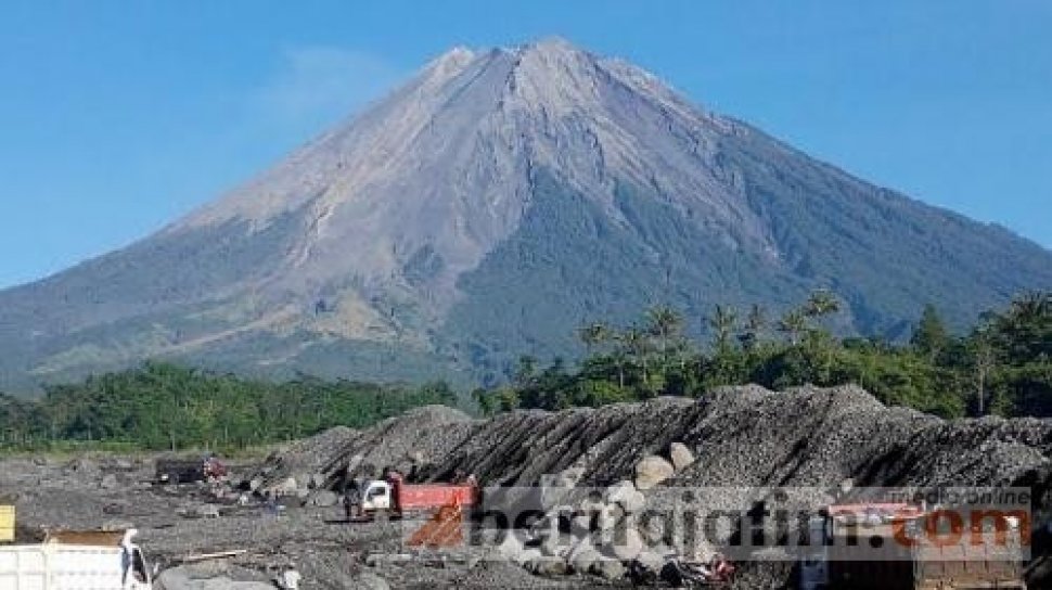 Gunung Semeru Erupsi Lagi Semburkan Abu Setinggi 800 Meter, Bahayakah?
