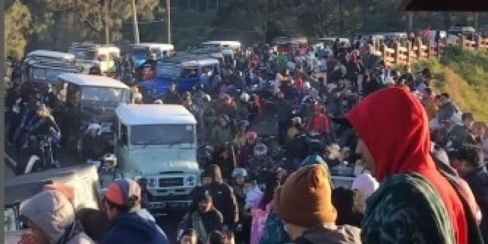 Macet Horor di Gerbang Taman Nasional Bromo Tengger Semeru, Warganet: Besok Naik Helikopter