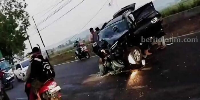 Laka Maut Sampang, Dua Minibus Ringsek Tabrakan Adu Moncong – Berita Jatim