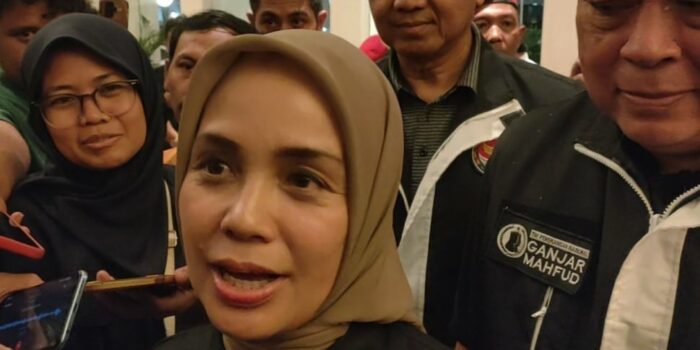 Nikmati Malam di Jalan Tunjungan Surabaya, Siti Atikoh Tak Mau Bicara Program Ganjar – Berita Jatim
