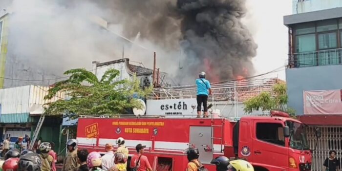 Bengkel Ban di Kawasan Padat Penduduk Surabaya Terbakar, Dua Pegawai Sempat Terjebak