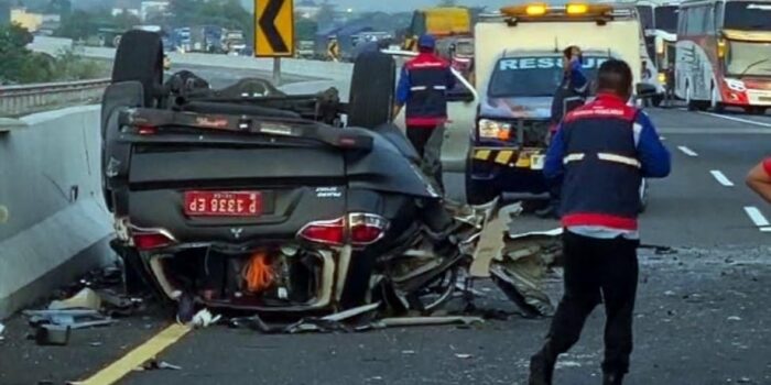 Mobil Plat Merah Terbalik Ringsek di Tol Pasuruan, Begini Kondisi Sopirnya