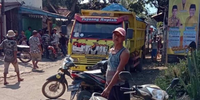 Habis Kesabaran! Emak-Emak di Desa Watu Gajah Probolinggo Adang Dump Truk Pengangkut Material Tol