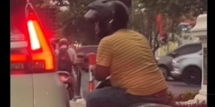 Viral Pemotor Surabaya Ketok Kaca Mobil di Lampu Merah, Diduga Paksa Minta Uang