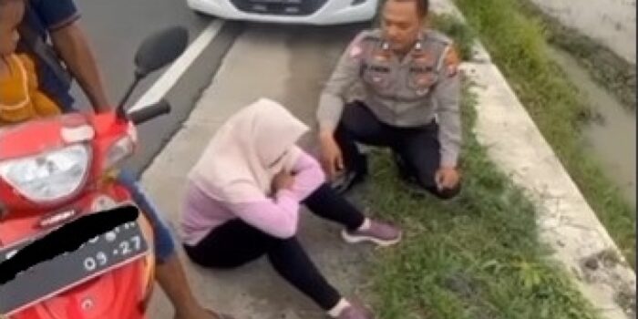 Viral! Emak-emak Tantrum di Pinggir Jalan Gegara Suami Beli Motor Salah Warna