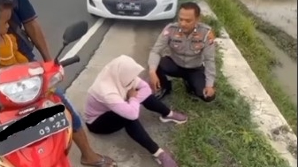Viral! Emak-emak Tantrum di Pinggir Jalan Gegara Suami Beli Motor Salah Warna