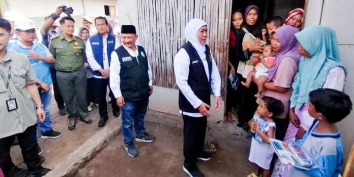 Usai Akses Jalan, Khofifah Resmikan Jaringan Listrik di Labuhan Merak Situbondo