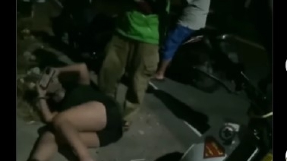 Viral Wanita Ponorogo Turun dari Motor Tantrum Hingga Guling-Guling di Jalanan