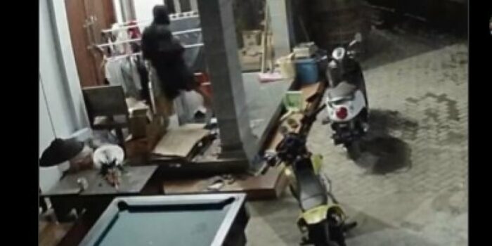 Bikin Geleng-geleng, Pria di Ponorogo Terekam CCTV Curi BH yang Masih Dijemur