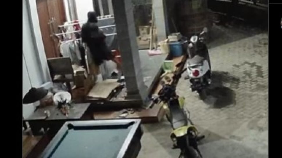 Bikin Geleng-geleng, Pria di Ponorogo Terekam CCTV Curi BH yang Masih Dijemur