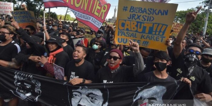 UU ITE Terbaru Resmi Disahkan DPR, Netizen Minta Korupsi Dihukum Mati: Ini Otoriter Namanya – Berita Jatim
