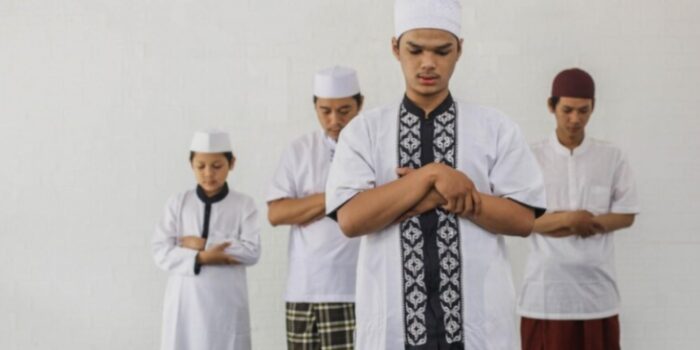 Jadi Bahan Candaan Oleh Zulhas, Ini Hukum Ucapkan 'Amin' dalam Salat