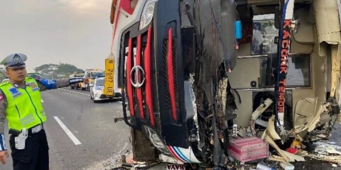 Bus Tentrem Kecelakaan Tabrak Truk Hingga Terguling di Tol Sidoarjo, 7 Penumpang Terluka