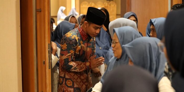 Gibran Rakabuming Bikin Ibu Hamil Klepek-klepek, Teriak: Ya Allah Ganteng Banget! – Berita Jatim