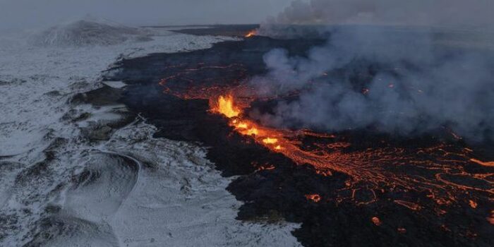 Berita Gunung Berapi Meletus di Islandia Muntahkan Lava Panas ke Desa Sekitar