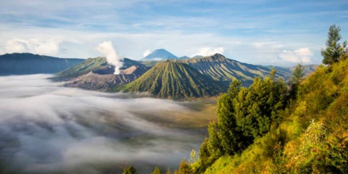 Tanda Alam, Gunung Bromo Keluarkan Asap Putih Kelabu Pagi Ini