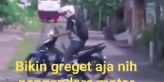 Kelakuannya Bikin Greget! Momen Pemotor Nyaris Tertabrak Kereta Api Gegara Kendaraan Nyangkut di Rel