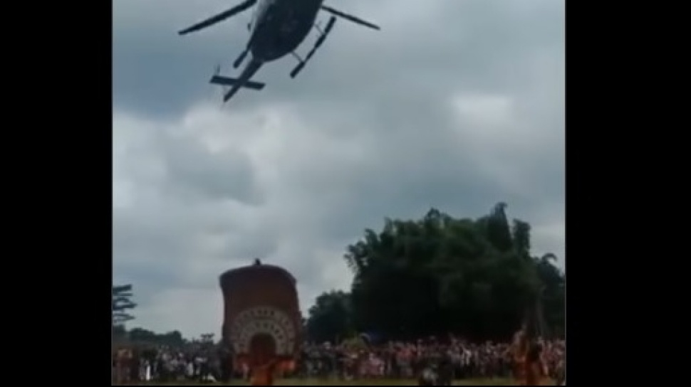 Detik-detik Seniman Reog Ponorogo Terhempas Gegara Kena Angin Helikopter di Magetan