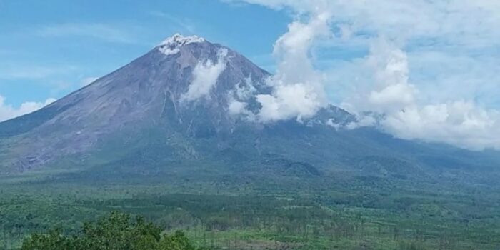 Waspada! Semeru Erupsi Dua Kali, Ini Zona Bahaya yang Harus Dihindari