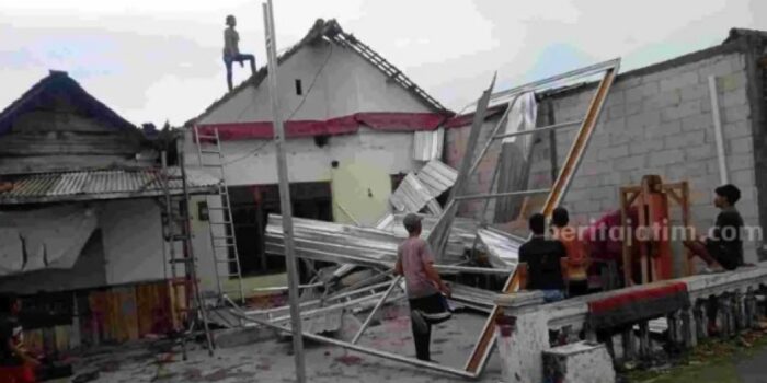 Awal Tahun 2024, Angin Puting Beliung Porak-Porandakan Puluhan Rumah 4 Desa di Mojokerto – Berita Jatim