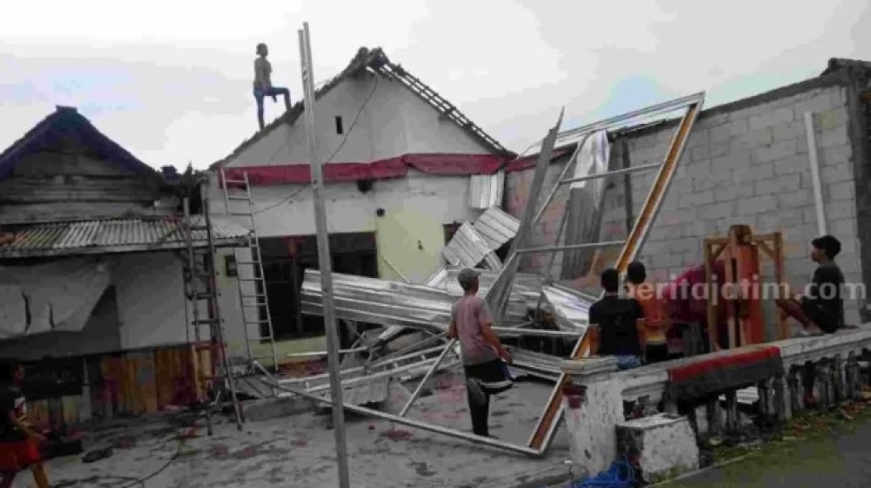 Awal Tahun 2024, Angin Puting Beliung Porak-Porandakan Puluhan Rumah 4 Desa di Mojokerto