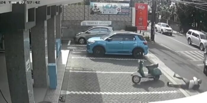 Detik-detik Motor Vespa Nyelonong ke dalam Masjid di Malang