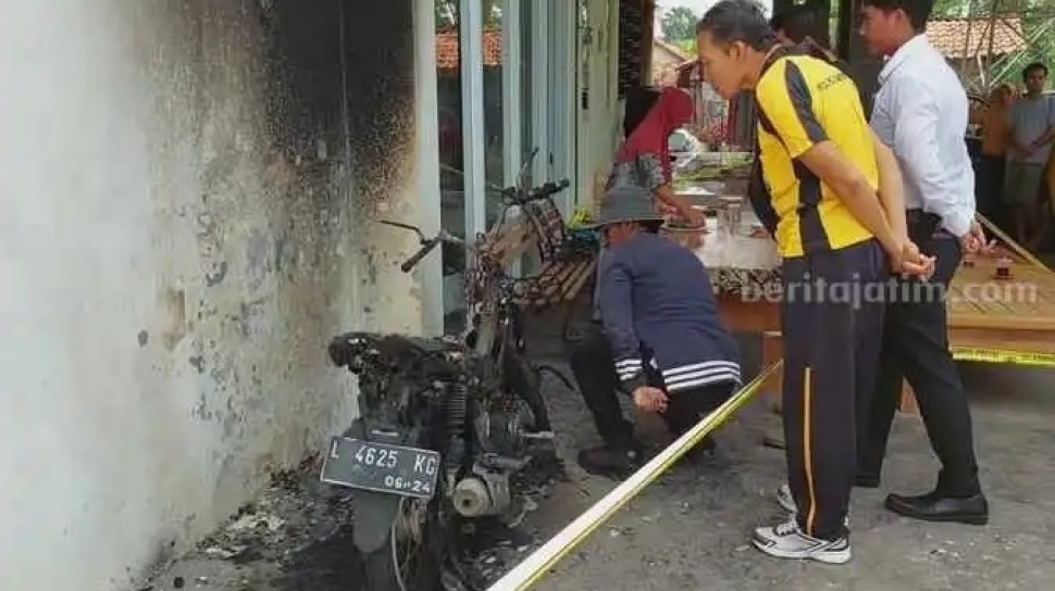 Detik-detik Rumah Relawan Prabowo-Gibran di Sumenep Dilempar Peledak, Tembok Sampai Gosong