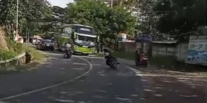 Bikin Merinding! Detik-detik Mencekam Pemotor Ugal-ugalan dan Lawan Arah Tabrak Bus