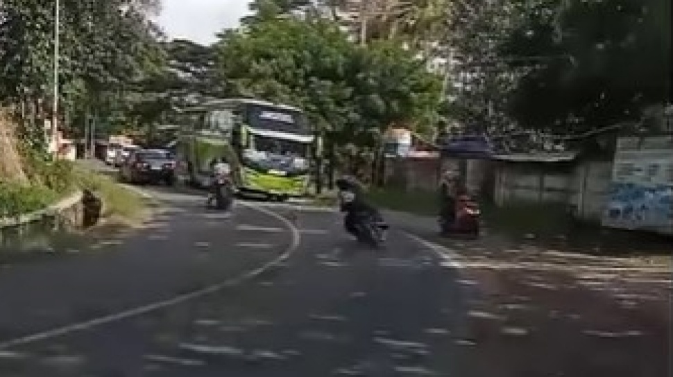 Bikin Merinding! Detik-detik Mencekam Pemotor Ugal-ugalan dan Lawan Arah Tabrak Bus