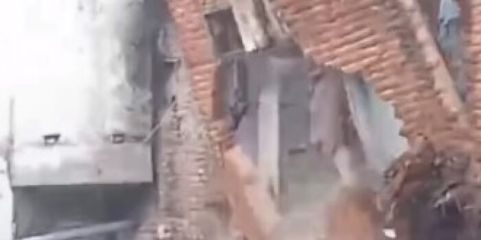 Video Detik-detik Rumah Ambruk Akibat Tanah Longsor di Malang, Netizen Soroti Soal Peraturan, Ini Alasannya – Berita Jatim